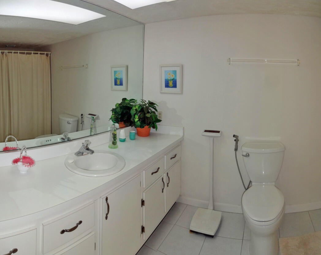 107 Inlet Way, Unit 1 West Palm Beach, FL 33404 - Photo 21 of 38 Guest Bath