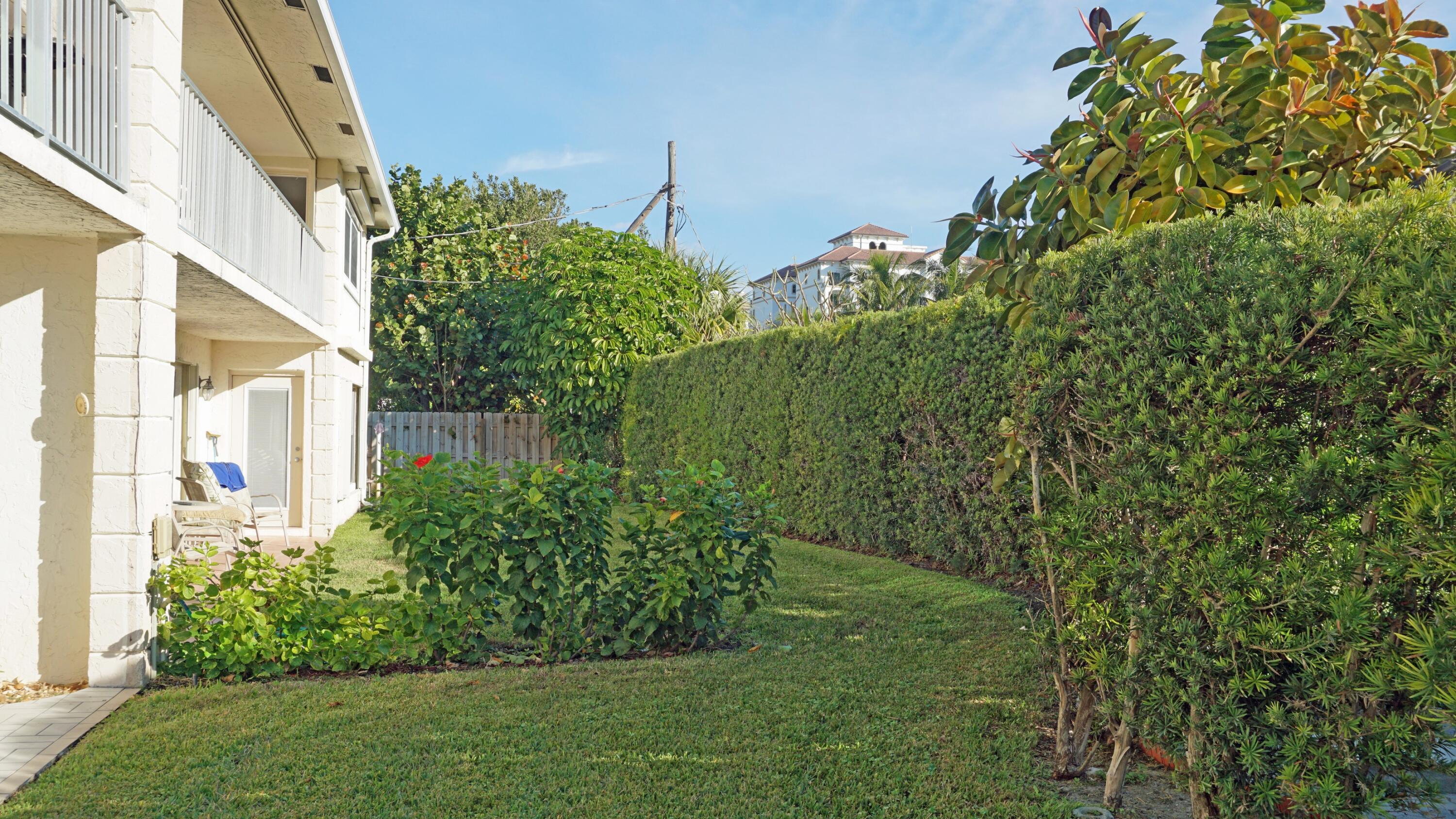 107 Inlet Way, Unit 1 West Palm Beach, FL 33404 - Photo 25 of 38 Side yard