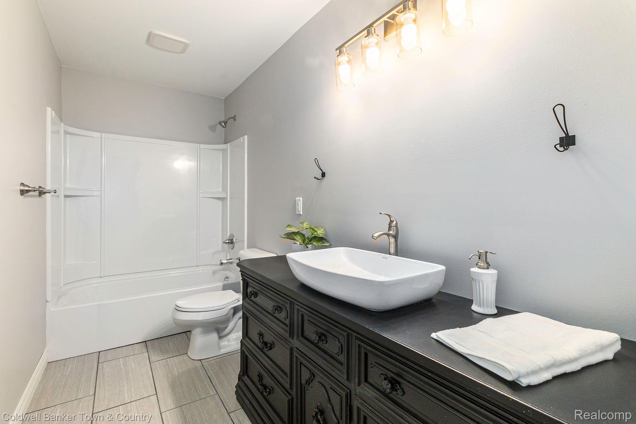 6666 West Sherwood Road Fowlerville, MI 48836 - Photo 27 of 45 2nd floor full bath