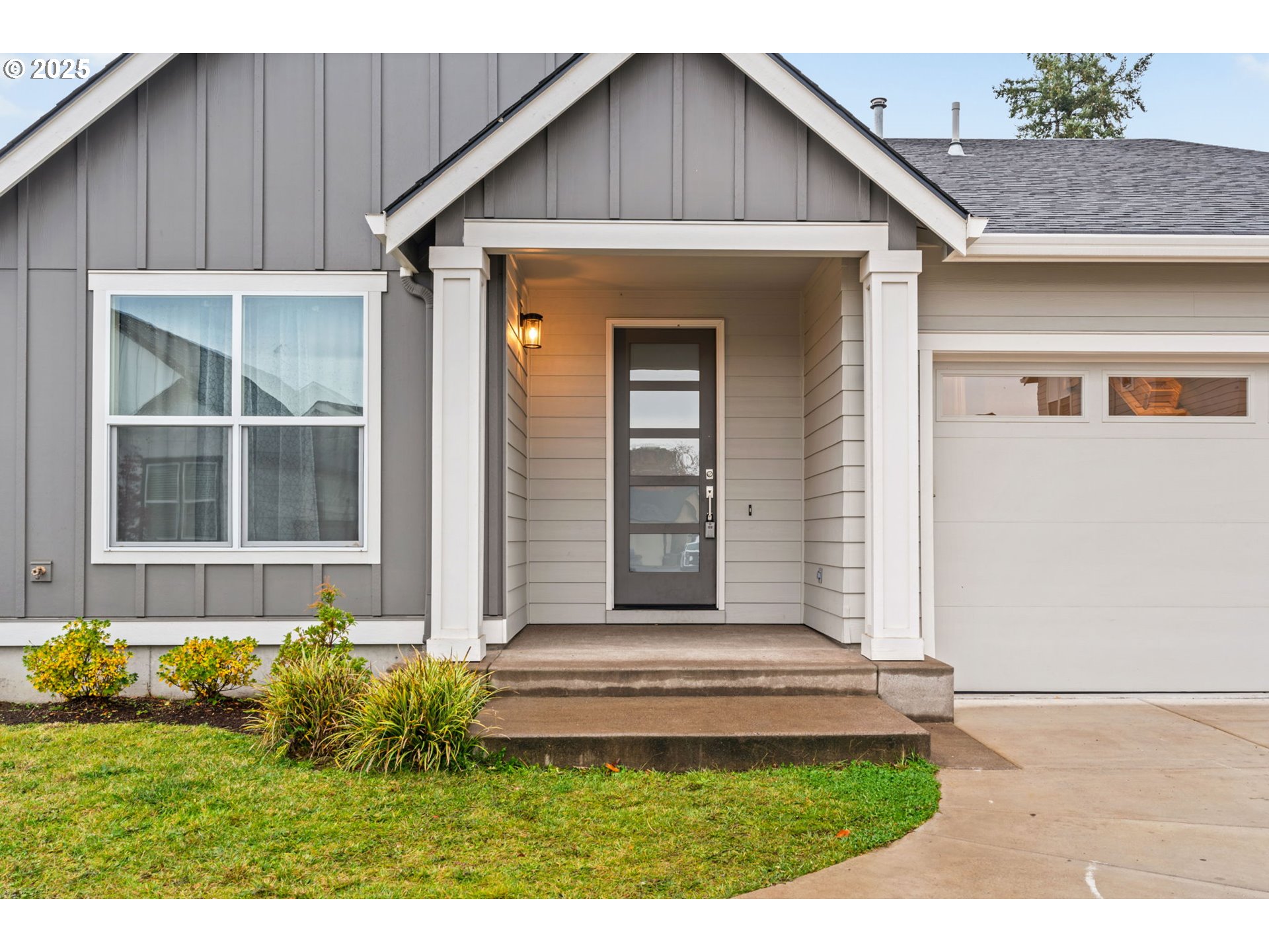 1030 53rd Place Springfield, OR 97478 - Photo 2 of 39 a front view of a house with a yard
