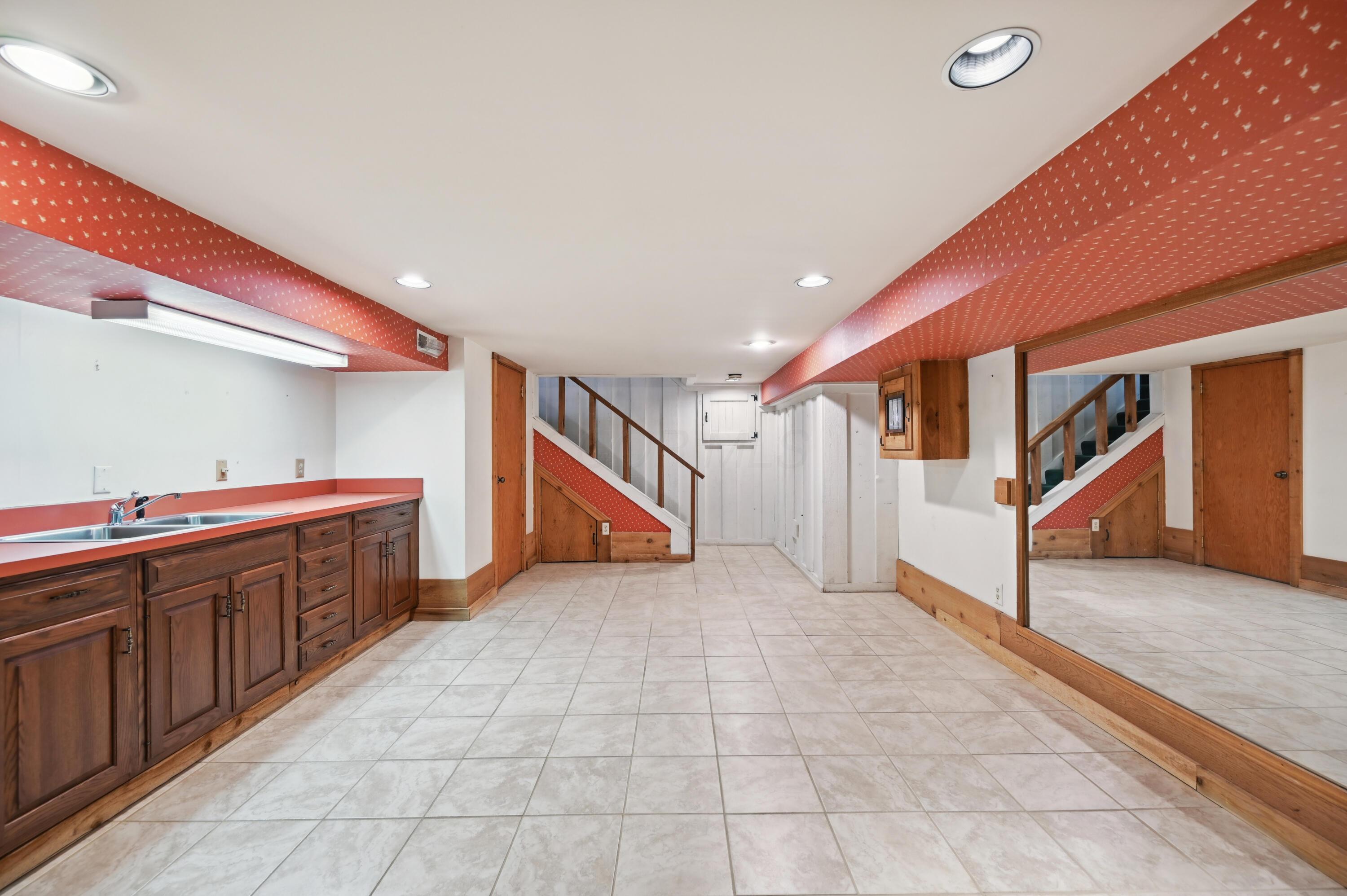 2436 Brixton Road Columbus, OH 43221 - Photo 28 of 37 brixton 33