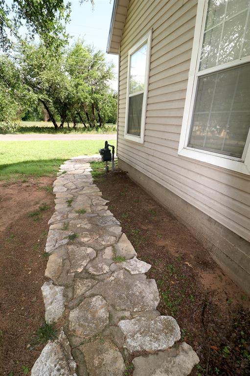 1065 West Pecan Street Stephenville, TX 76401 - Photo 13 of 40 View of green lawn