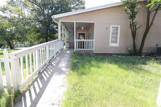 a view of a house with backyard and porch