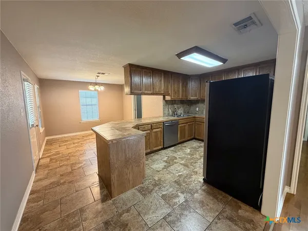 $1,600 | 127 Hillcrest Drive, Luling, TX 78648