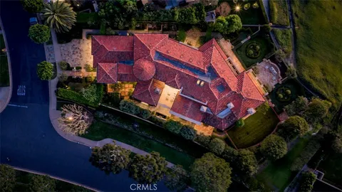 a picture of white wall with black and white walls