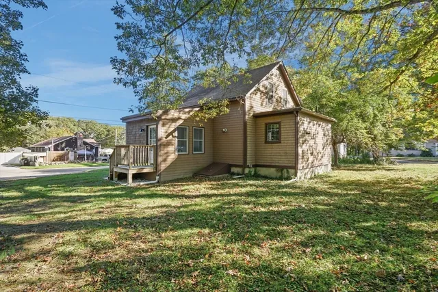 a view of a house with a yard