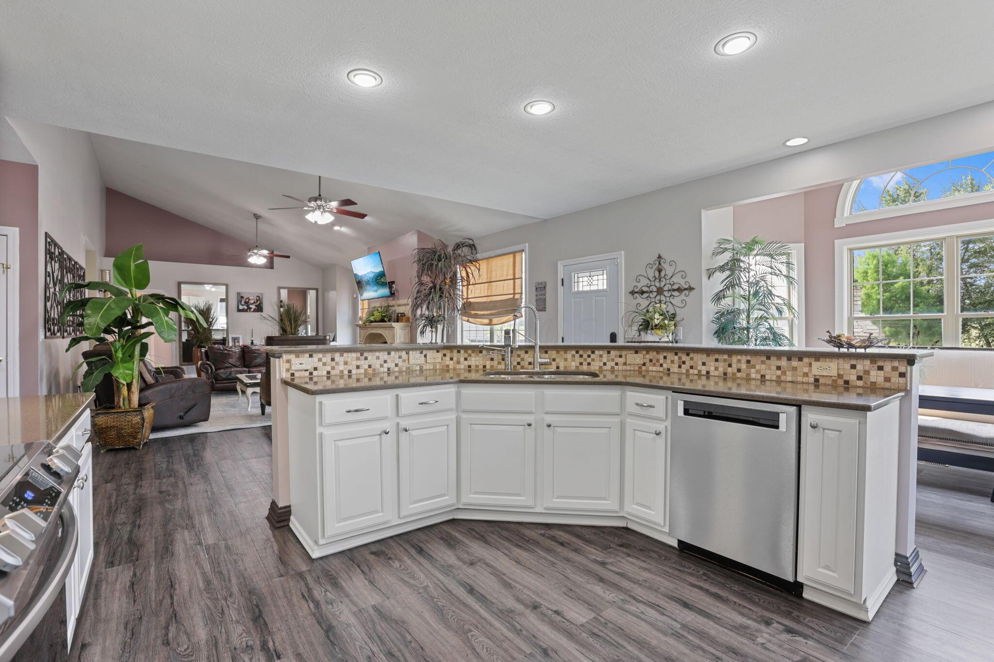 8885 Refugee Road Southwest Etna, OH 43062 - Photo 29 of 121 Island with Seating for 7