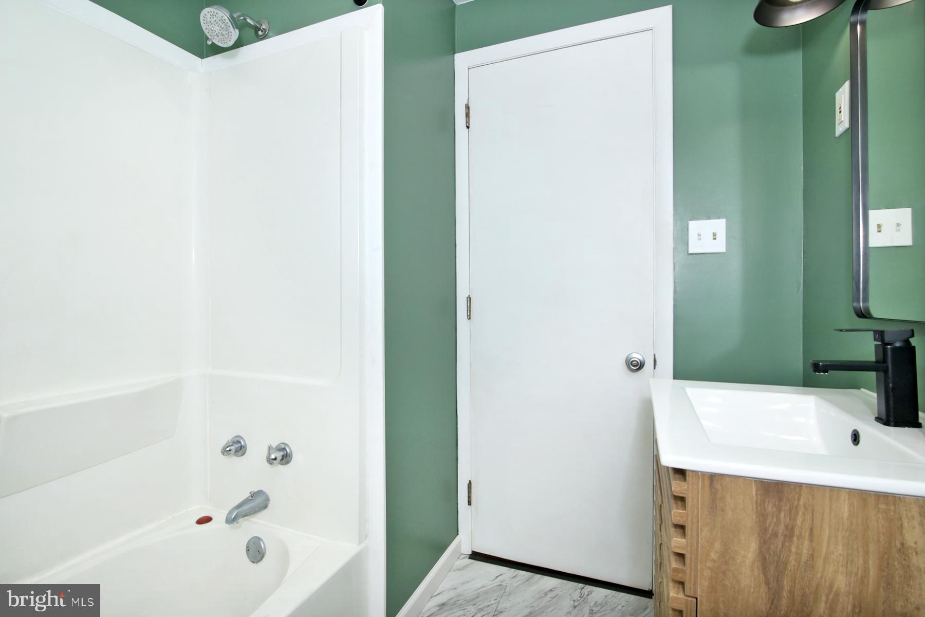 1217 Broadway Boulevard Reading, PA 19607 - Photo 18 of 35 a bathroom with a bathtub and a sink