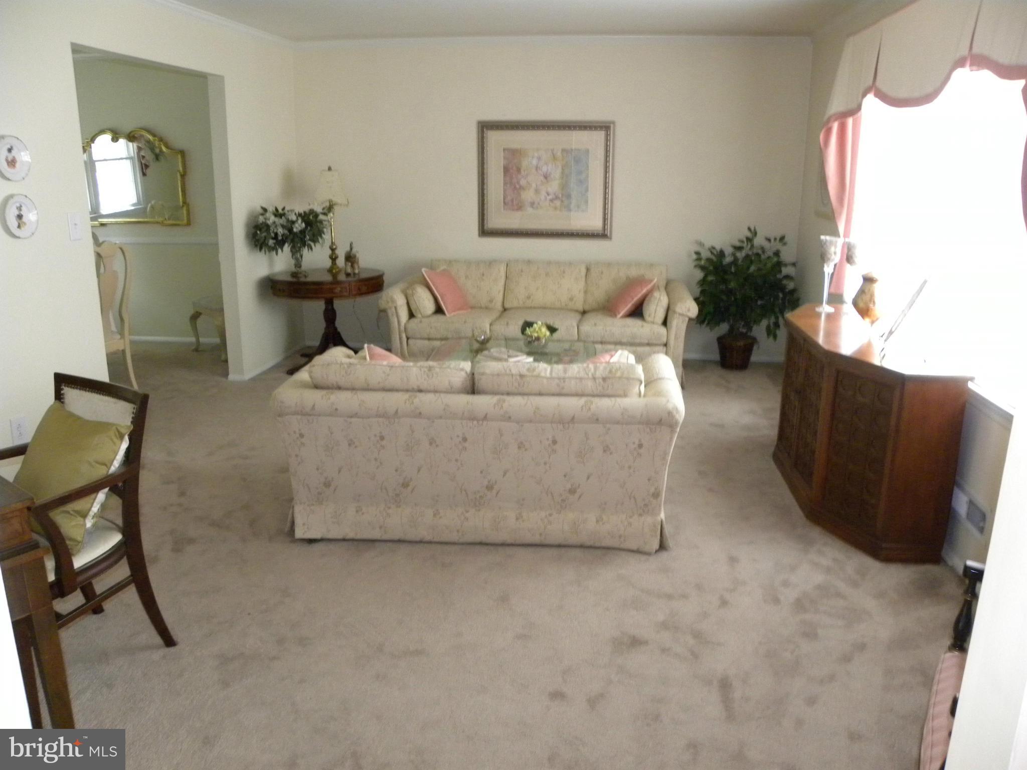 10563 Gateridge Road Cockeysville, MD 21030 - Photo 3 of 25 Living Room