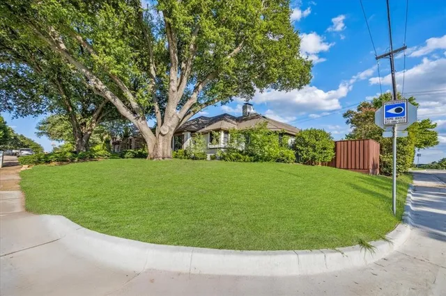 a night view of a outdoor space