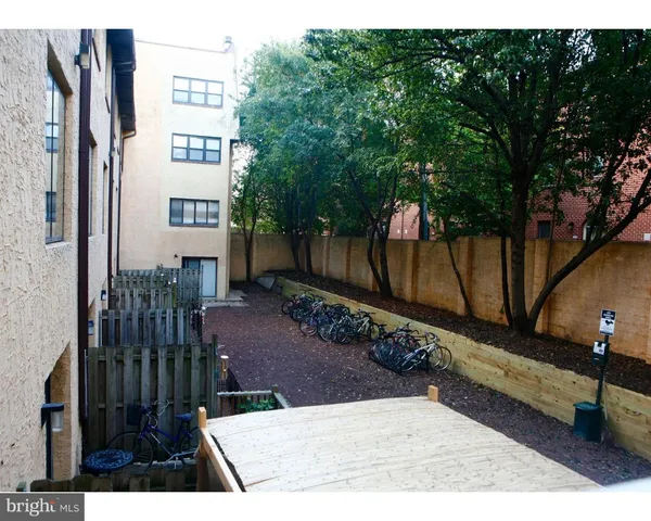 a view of a back yard