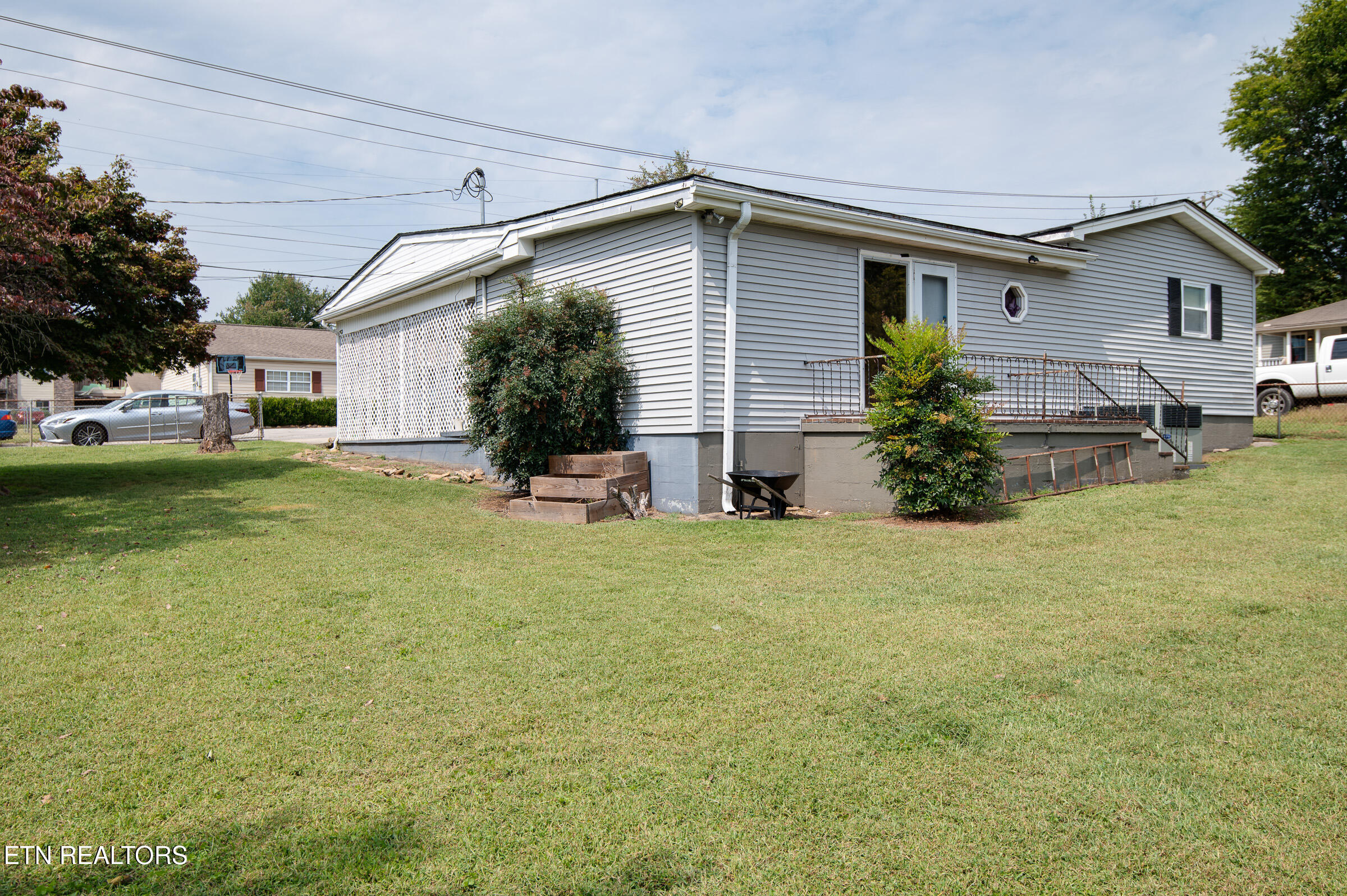 925 Summer Street Loudon, TN 37774 - Photo 2 of 14 side