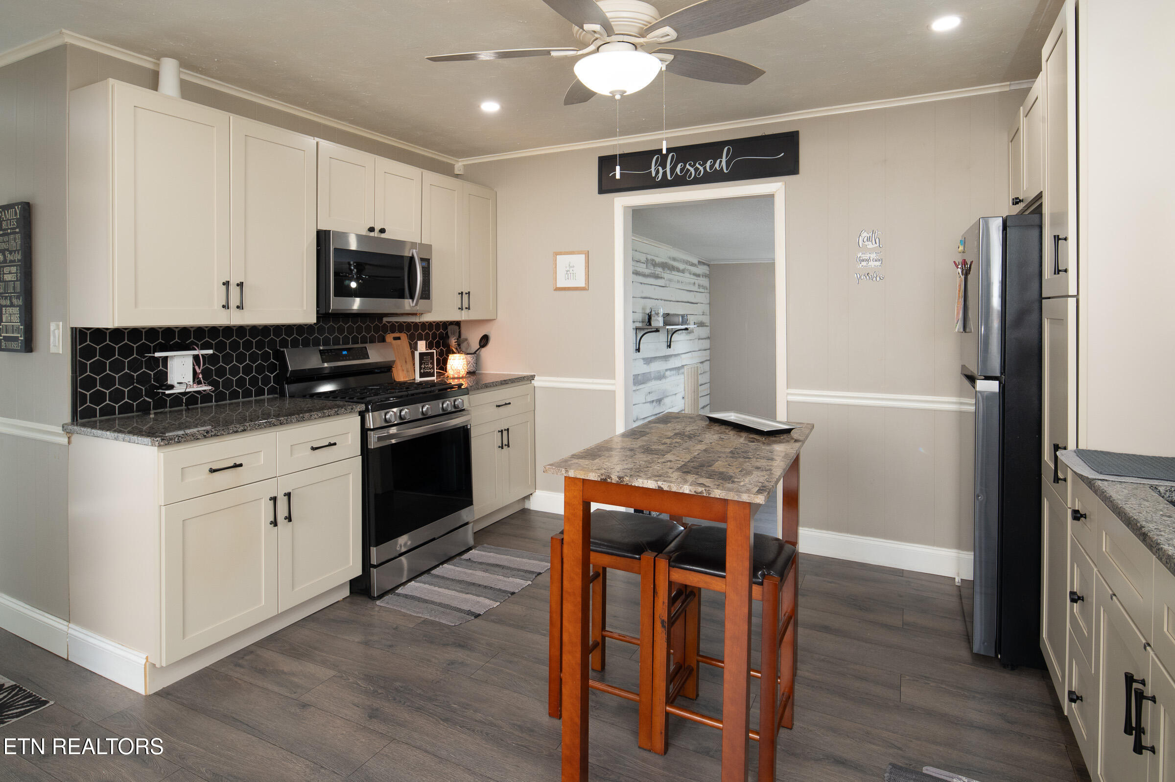 925 Summer Street Loudon, TN 37774 - Photo 4 of 14 kitchen