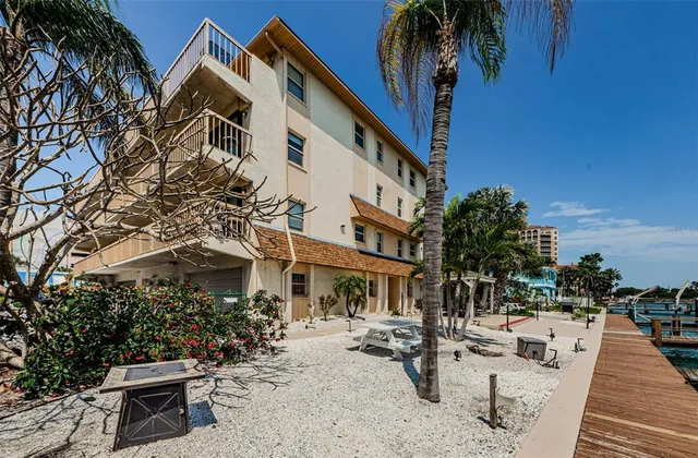 $1,324,000 | 479 East Shore Drive, Unit 8, Clearwater, FL 33767