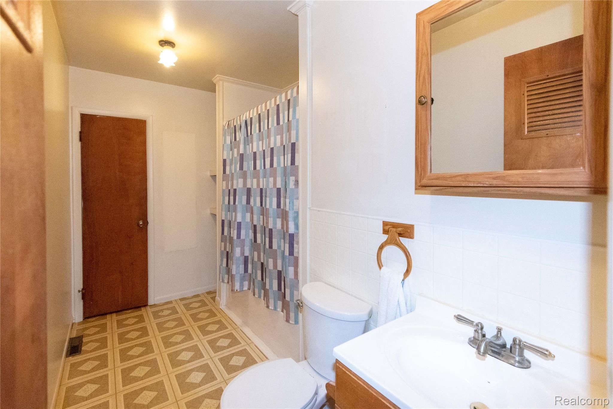 2379 Covert Road Burton, MI 48509 - Photo 22 of 31 DSC_2919.jpg