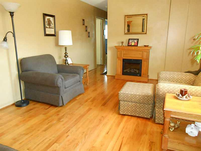 81 Old York Road Washington, PA 15301 - Photo 3 of 15 Living Room.