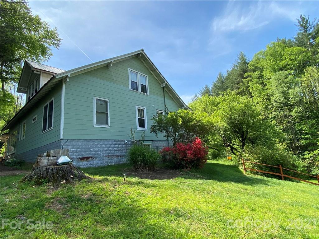 39 Baileys Peak Road Spruce Pine, NC 28777 - Photo 32 of 47 a front view of a house with garden