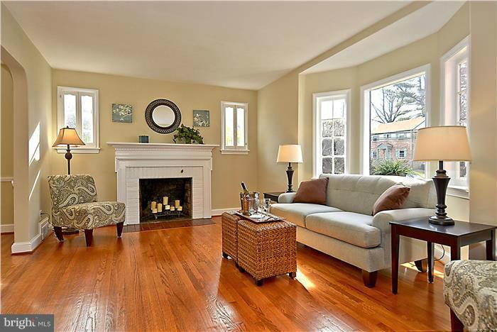 414 Mansfield Road Silver Spring, MD 20910 - Photo 3 of 27 Living Room