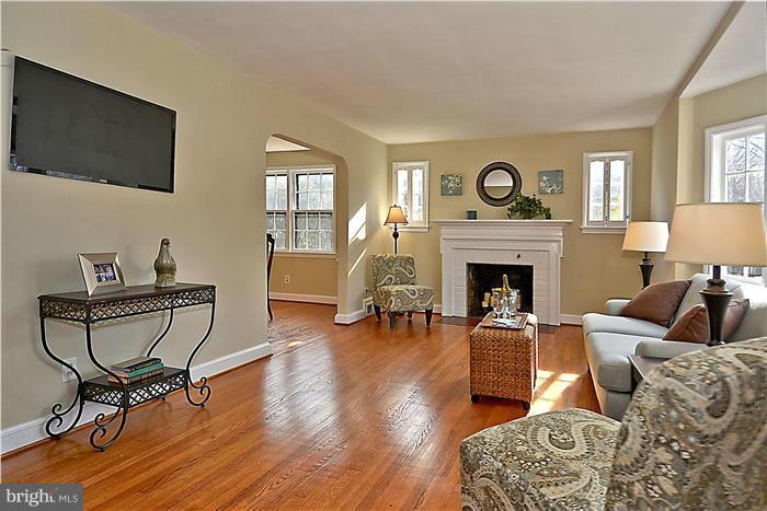414 Mansfield Road Silver Spring, MD 20910 - Photo 4 of 27 Living Room