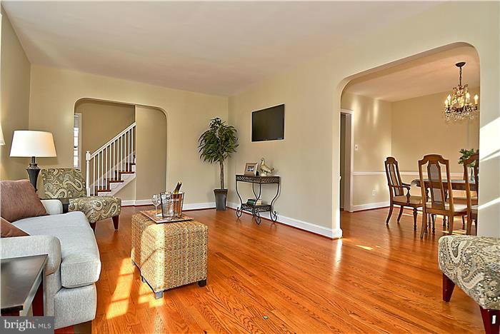414 Mansfield Road Silver Spring, MD 20910 - Photo 5 of 27 Living Room