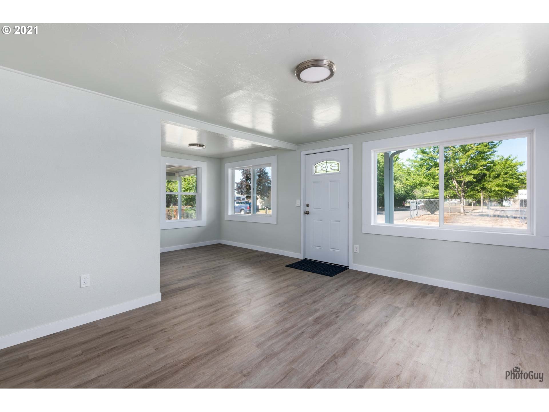 335 North 51st Street Springfield, OR 97478 - Photo 5 of 31