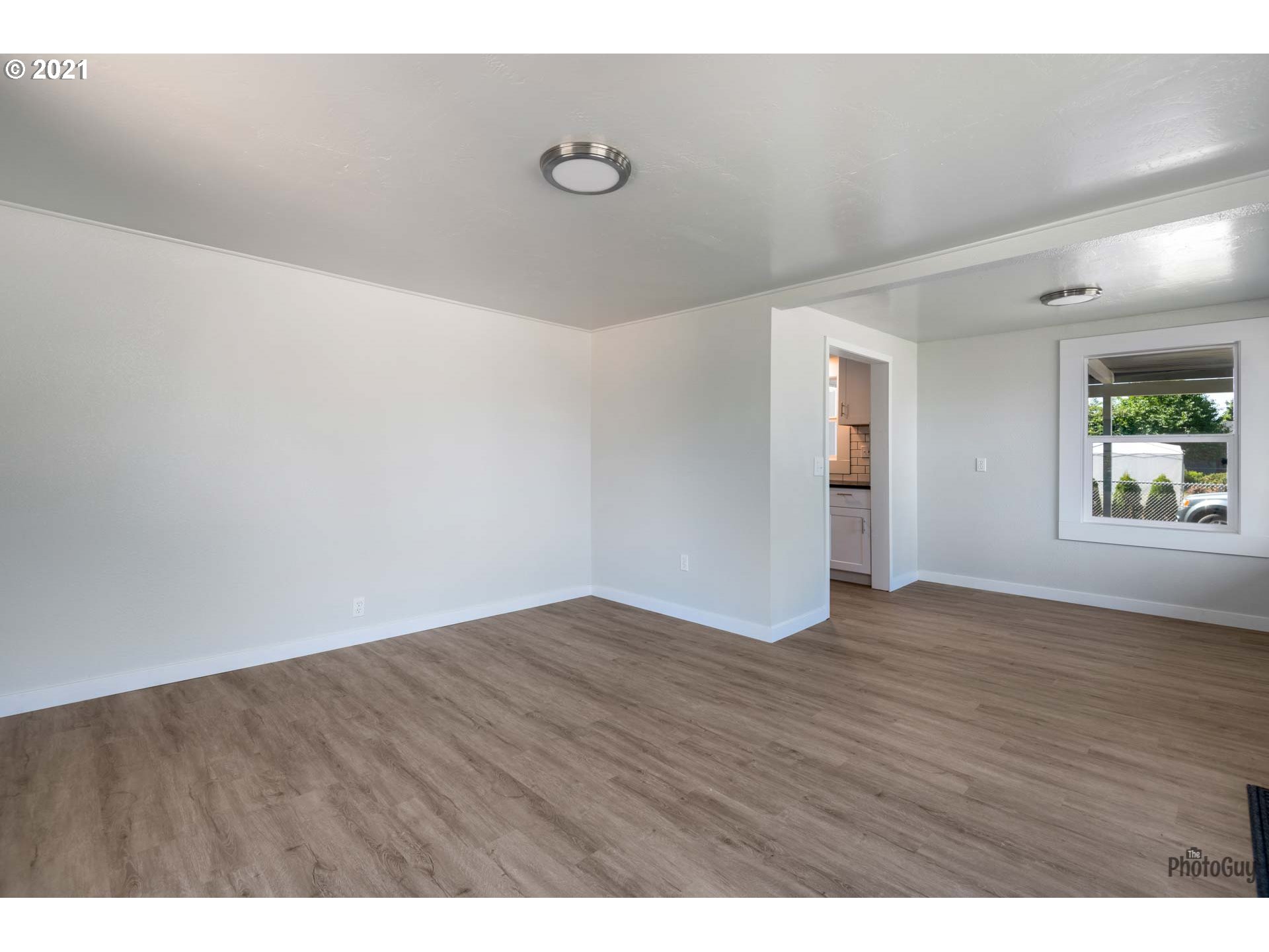 335 North 51st Street Springfield, OR 97478 - Photo 8 of 31
