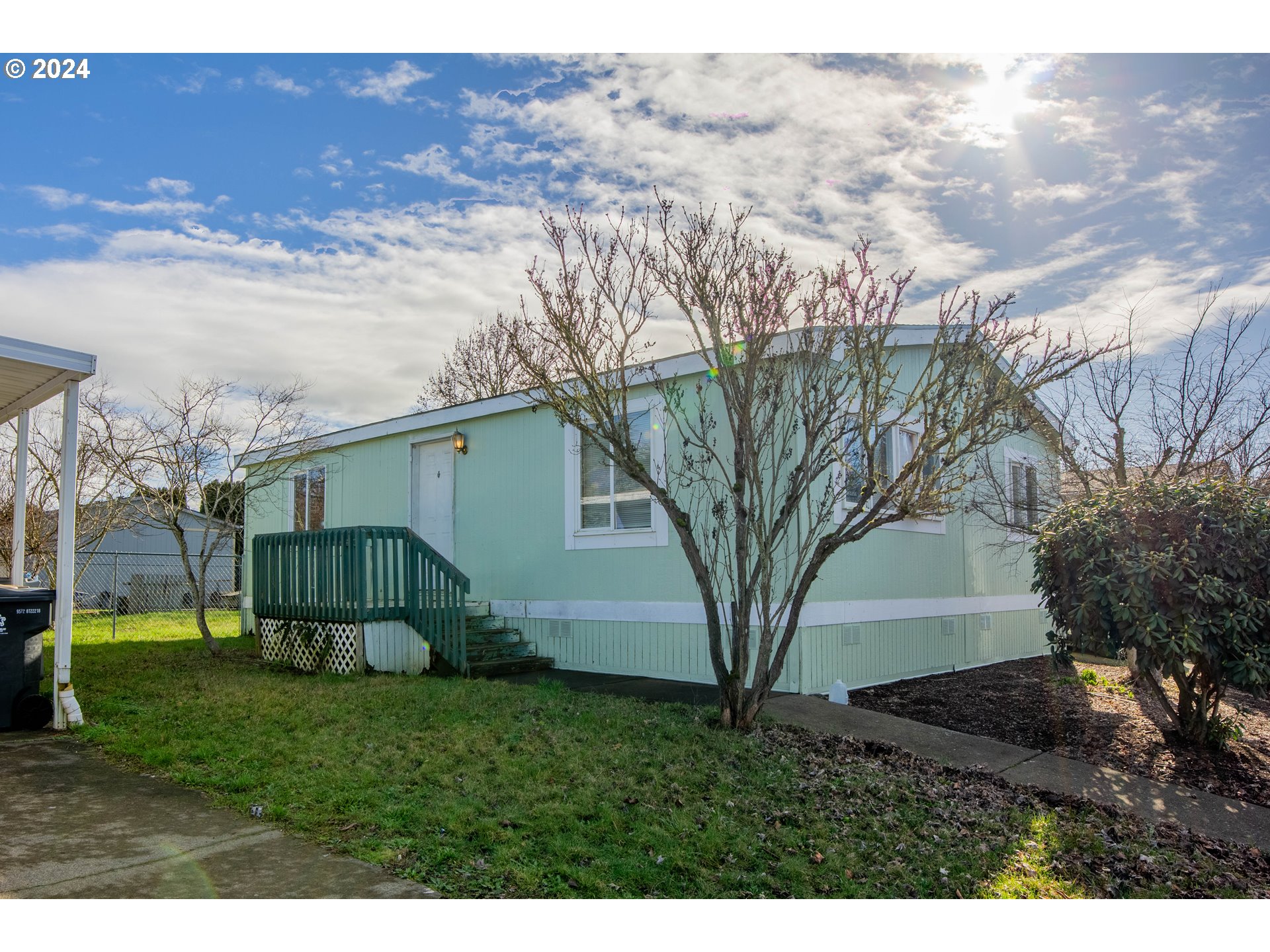 a view of backyard with garden