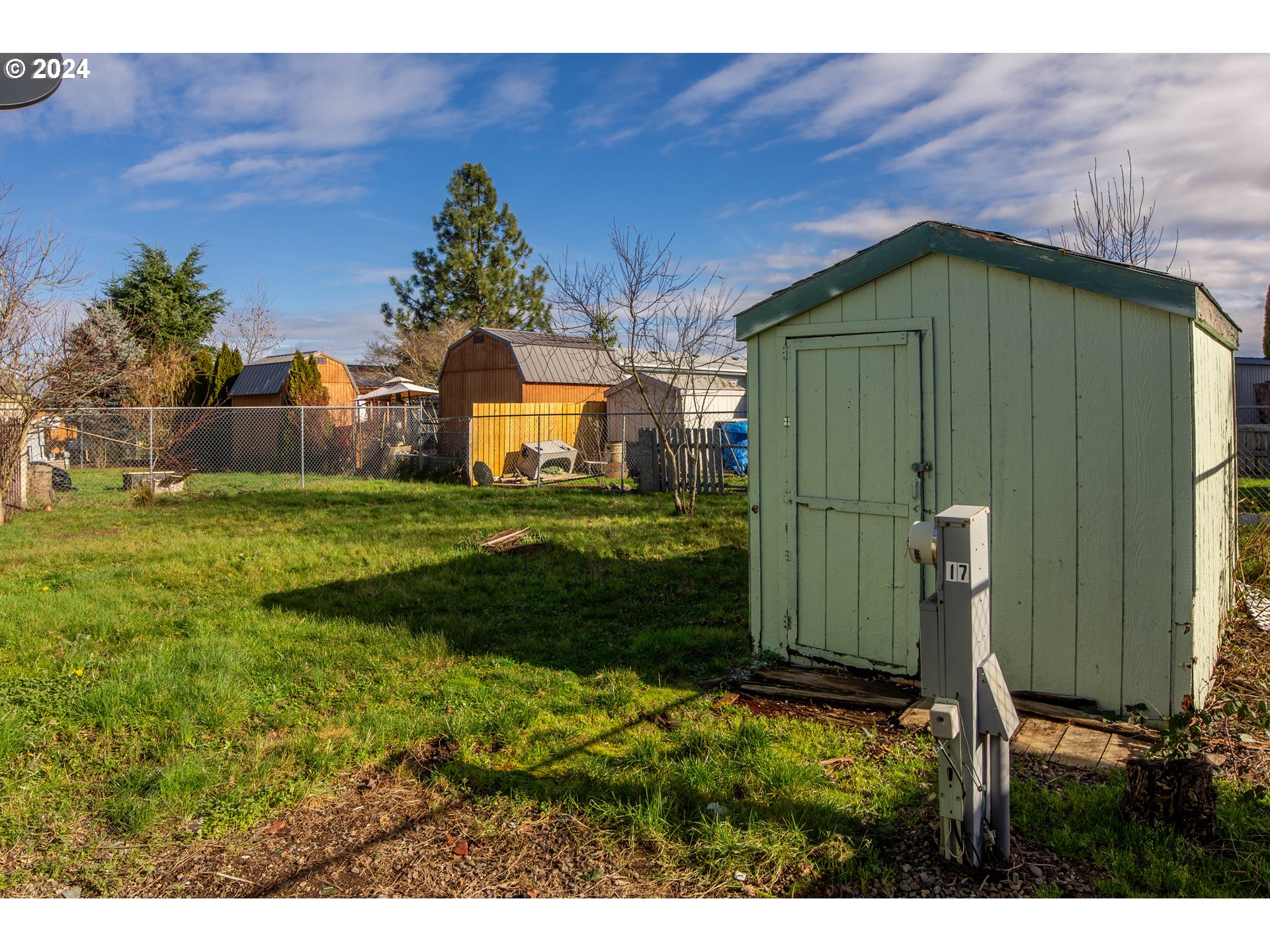 2151 Three Lakes Road Southeast, Unit 17 Albany, OR 97322 - Photo 22 of 34 a backyard of a house