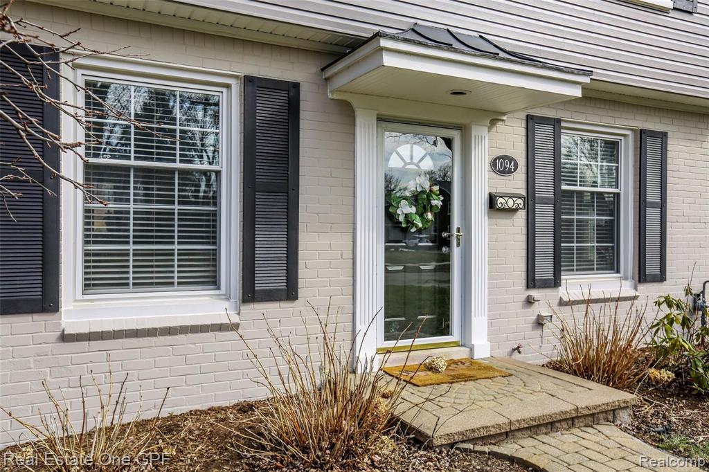 1094 Roslyn Road Grosse Pointe Woods, MI 48236 - Photo 37 of 41