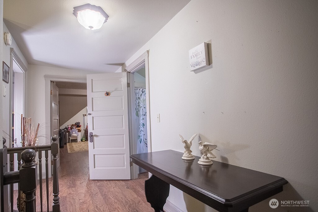 951 Bulman Road Southeast Port Orchard, WA 98366 - Photo 22 of 39 a workspace with furniture and wooden floor