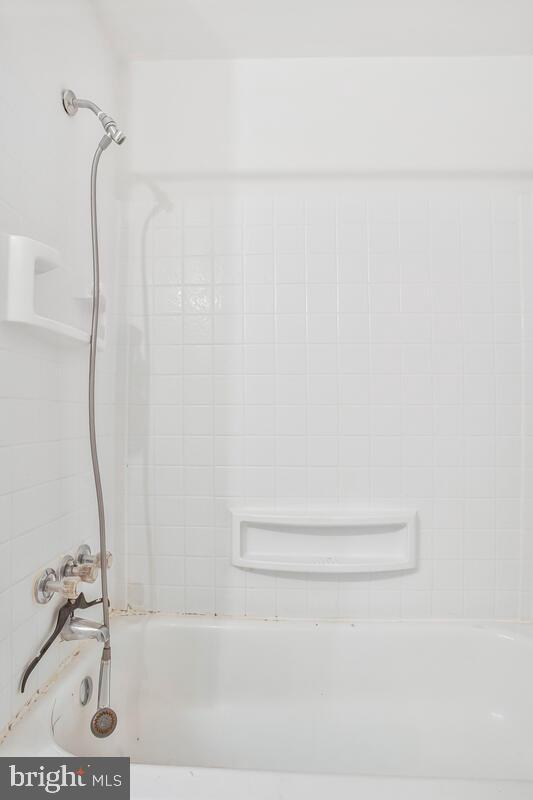 2574 Riva Road, Unit 19A Annapolis, MD 21401 - Photo 28 of 35 a bathroom with a shower