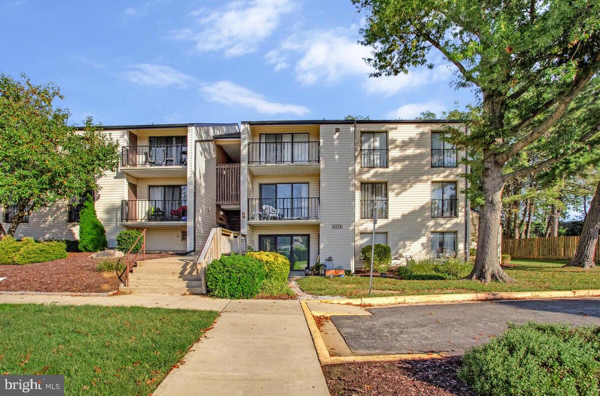 2574 Riva Road, Unit 19A Annapolis, MD 21401 - Photo 33 of 35 a front view of a house with a yard