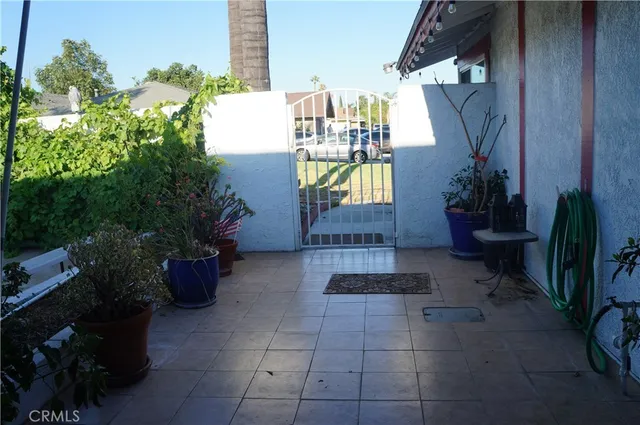 a view of entryway with outdoor seating