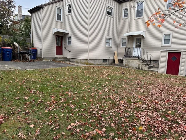 a view of a house with backyard