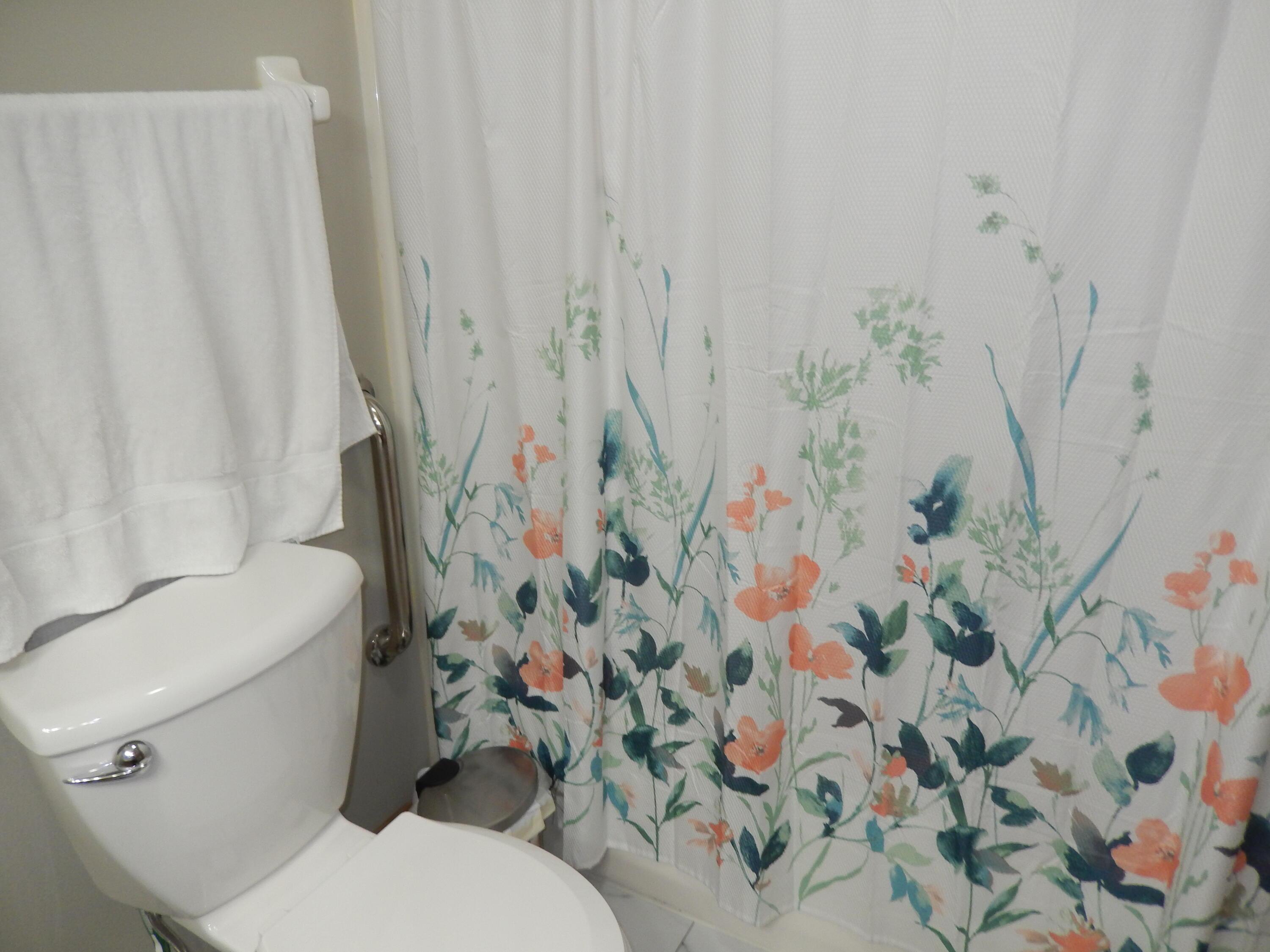 3965 Karl Road, Unit 208 Columbus, OH 43224 - Photo 23 of 30 Full bath with tub off hallway