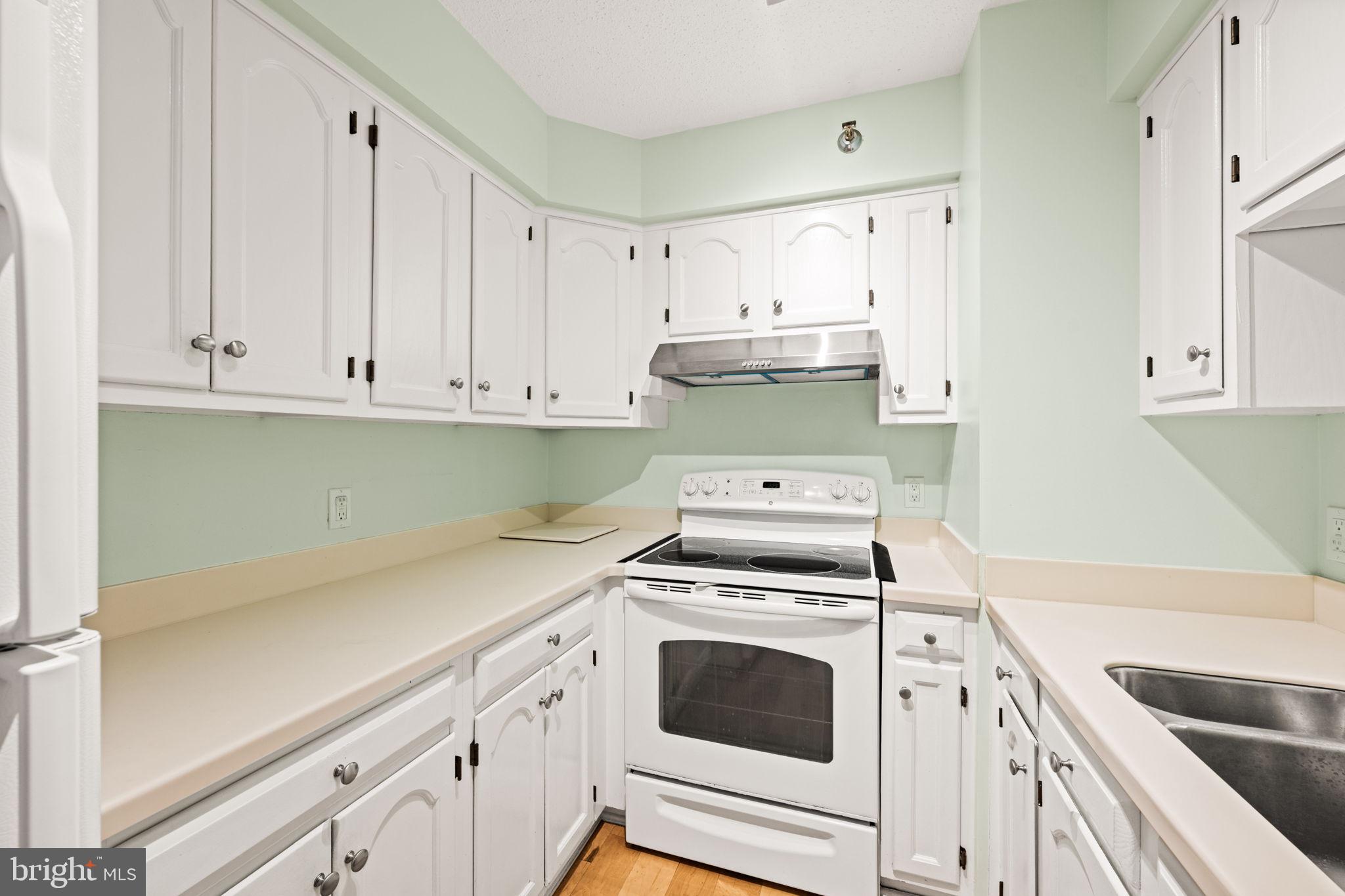 1301 North Courthouse Road, Unit 1505 Arlington, VA 22201 - Photo 12 of 26 Kitchen