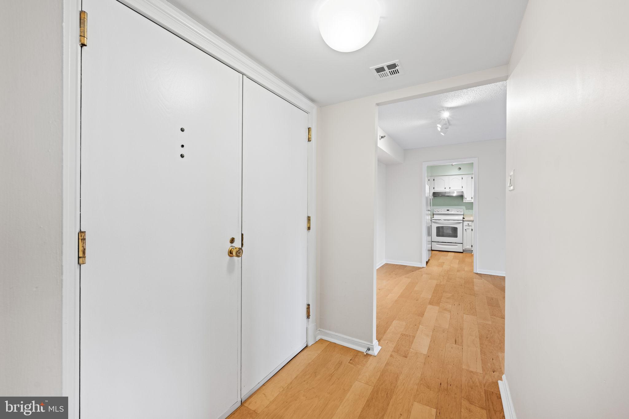 1301 North Courthouse Road, Unit 1505 Arlington, VA 22201 - Photo 5 of 26 Foyer