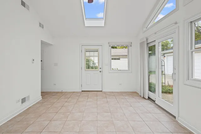 $415,000 | 837 East Rockland Road, Libertyville, IL 60048