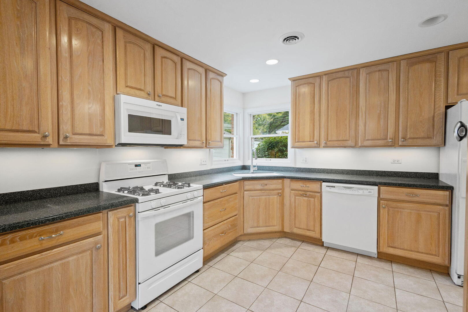 837 East Rockland Road Libertyville, IL 60048 - Photo 2 of 24