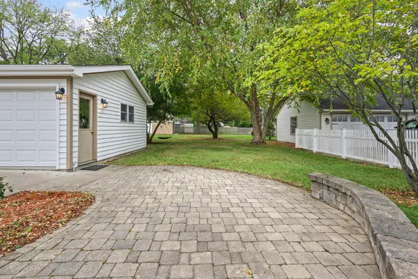 $407,500 | 837 East Rockland Road, Libertyville, IL 60048