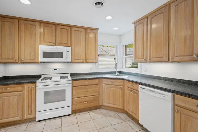 $415,000 | 837 East Rockland Road, Libertyville, IL 60048