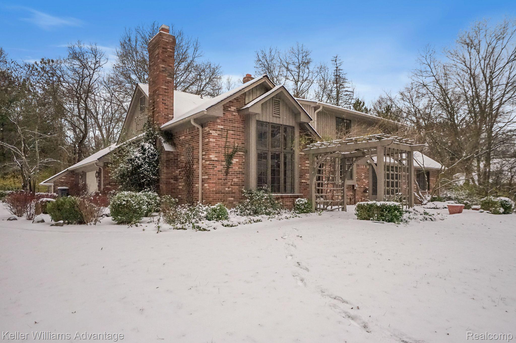5169 Van Amberg Road Brighton, MI 48114 - Photo 4 of 29 Gallery Image 4