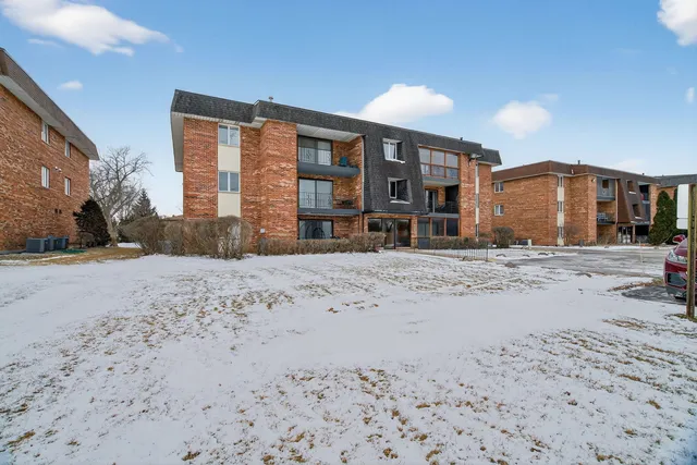 $179,900 | 9122 West 140th Street, Unit 2NW, Orland Park, IL 60462