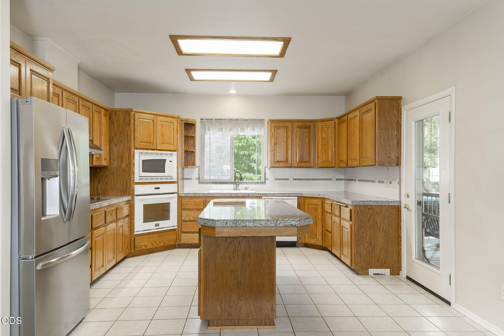 279 Ridgefield Road Grants Pass, OR 97527 - Photo 5 of 62