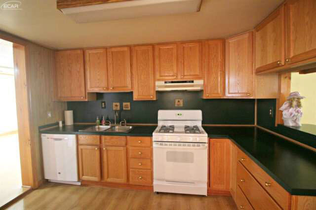 501 Deland Road Flushing, MI 48433 - Photo 4 of 16 21138981-3.JPG