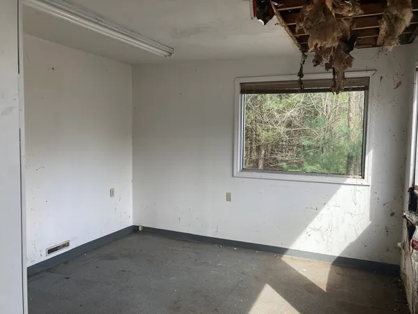 a view of empty room with window