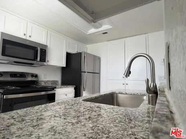 $2,030 | 1930 East College Avenue, Visalia, CA 93292