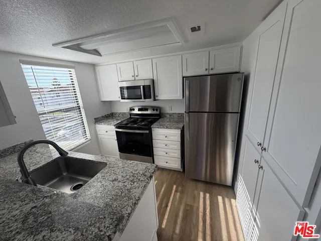 $2,030 | 1930 East College Avenue, Visalia, CA 93292