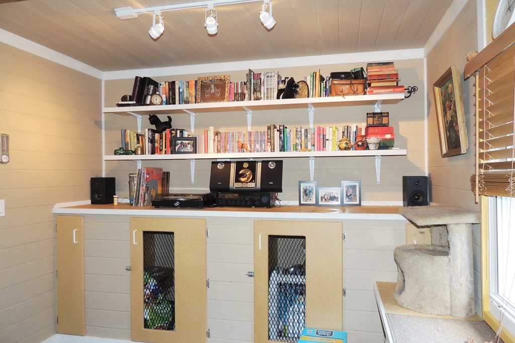 165 Marsden Street Springfield, MA 01109 - Photo 19 of 30 a shelf with books and knick knacks on it