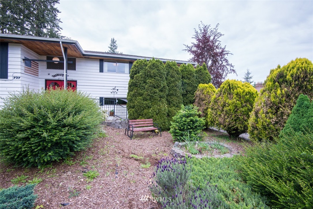 737 Maplewood Avenue Kent, WA 98030 - Photo 3 of 25 Gallery Image 3